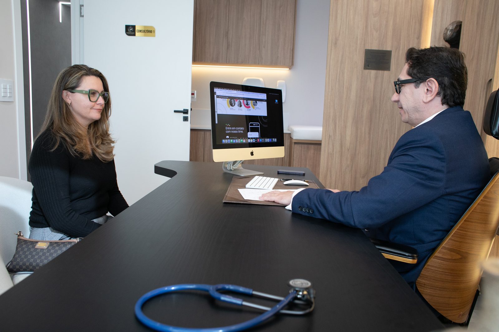 Dr. Marcos Silva durante consulta no consultório