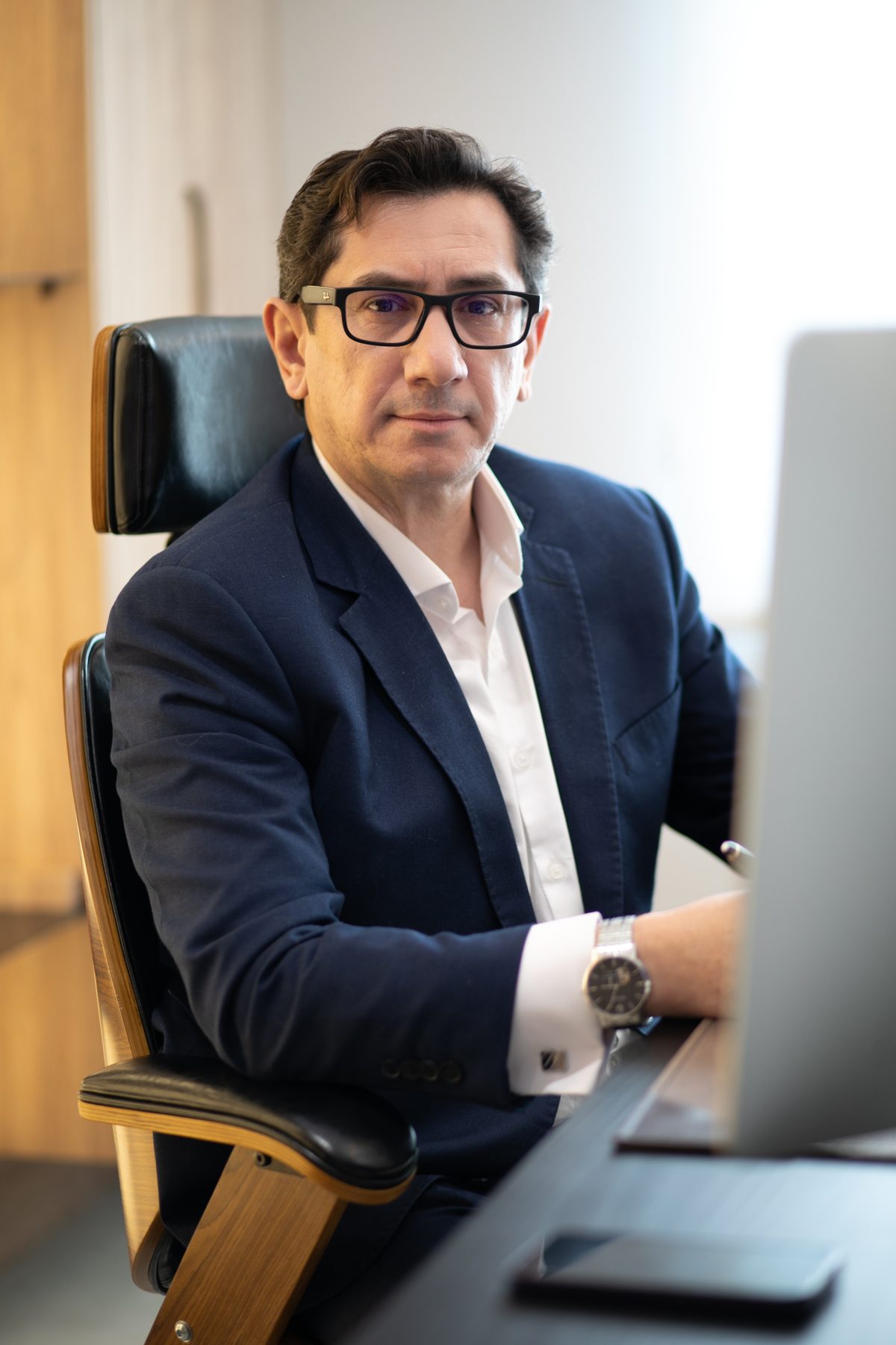 Dr. Marcos Silva em seu consultório na Constance Pró Saúde