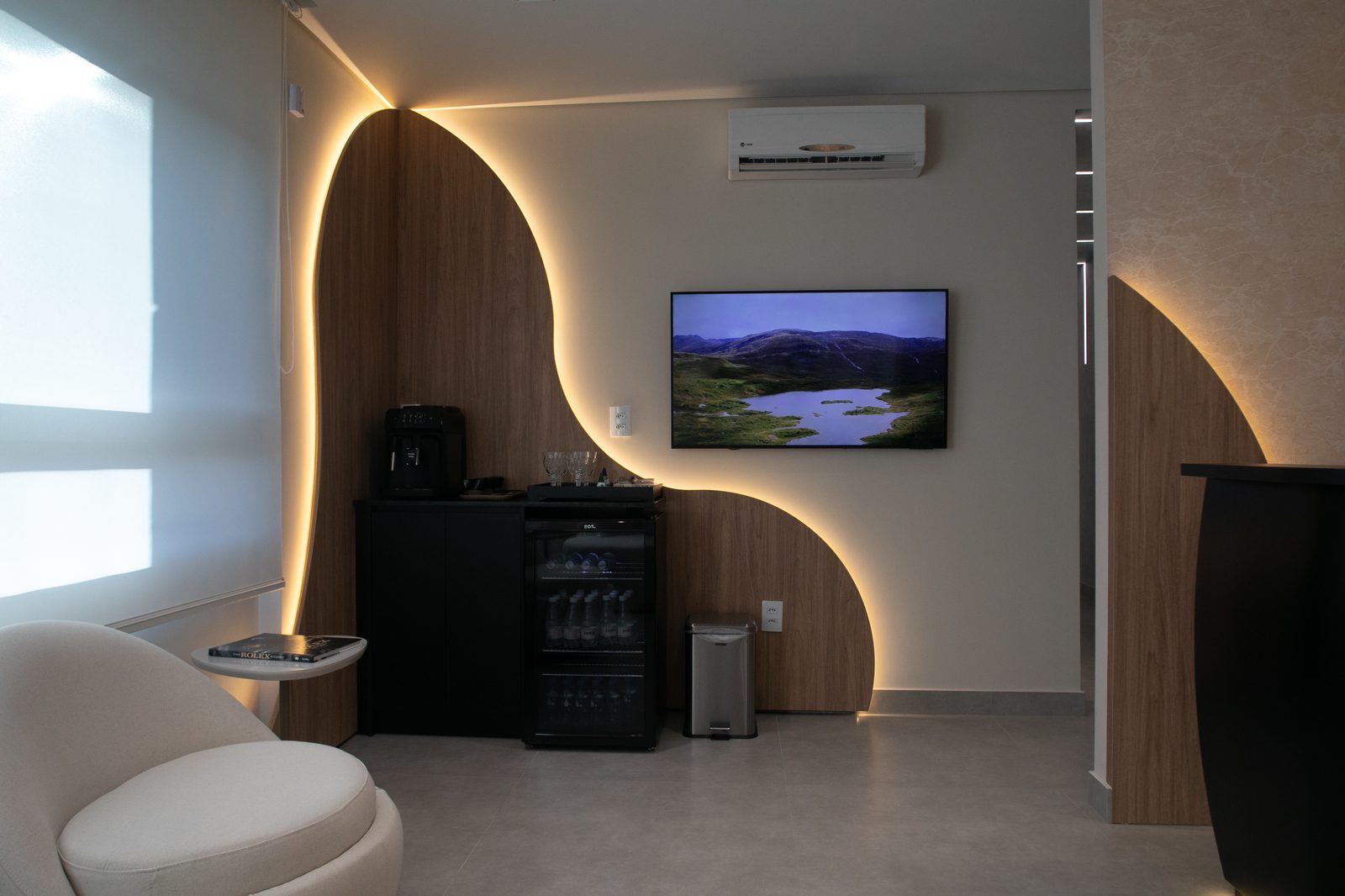 Lounge de espera com poltrona e ambiente acolhedor