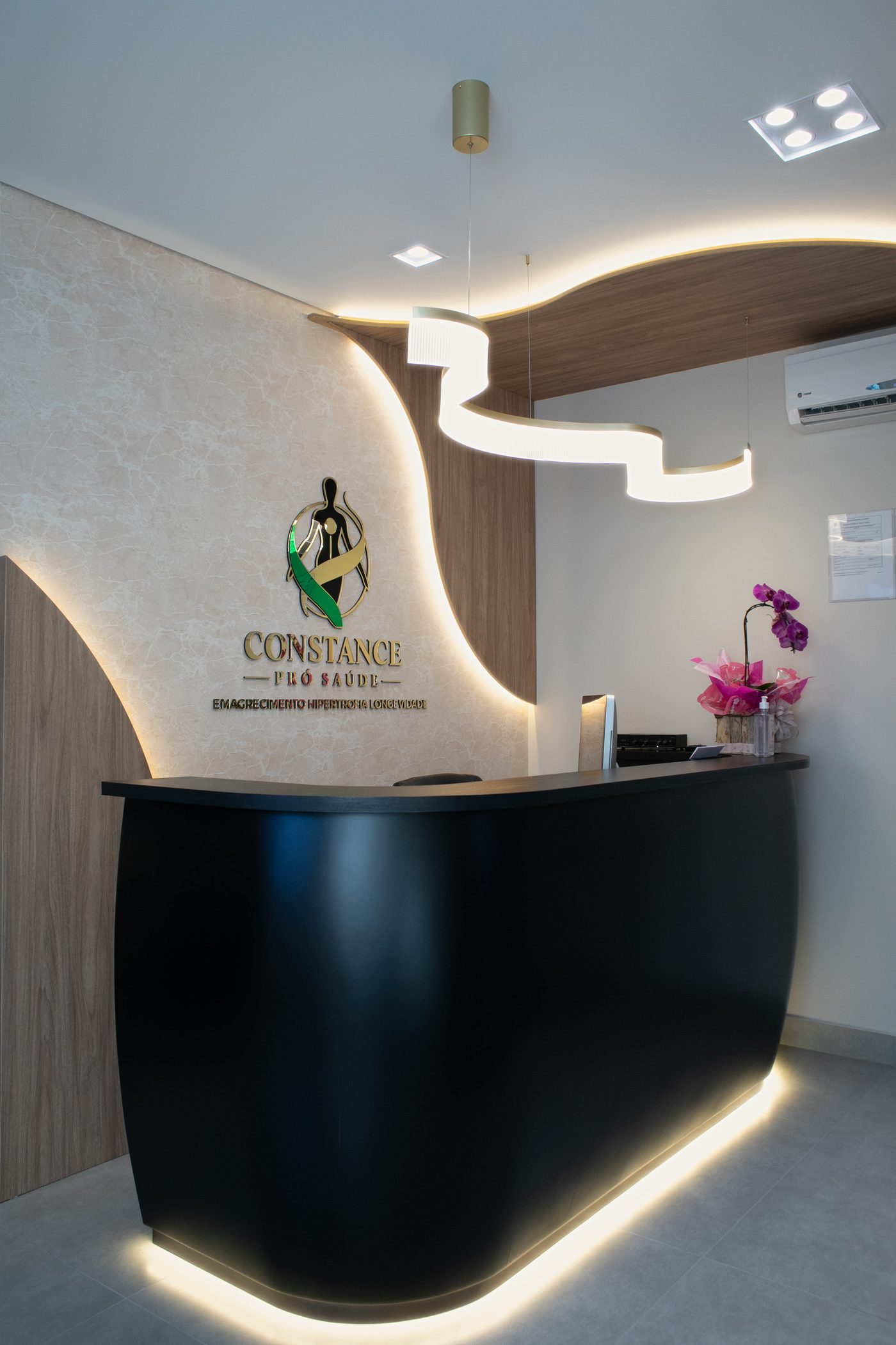 Recepção da Constance Pró Saúde com logo iluminado