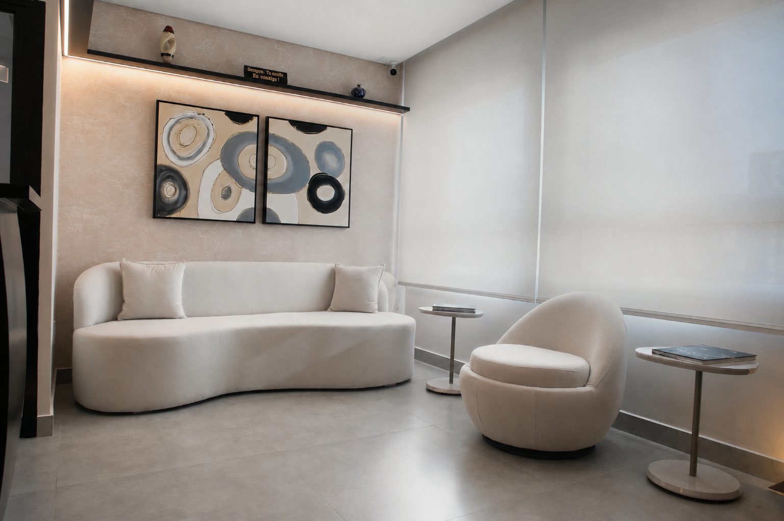 Sala de espera com sofá e arte